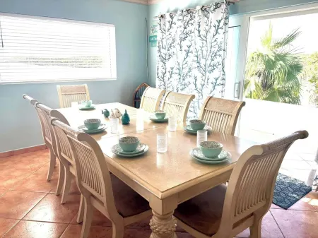 Ocean Breeze, steps to the beach! Generator, Starlink internet, filtered water.