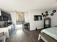 Private/ Pet-friendly Themed Suite with Kitchenette! Fast Wi-Fi, Central