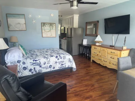 Ashley Brooke Beach Resort Отели рядом с достопримечательностью «Парк Дирфилд Айленд»