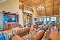 The Barn House: Caldwell Mtn Retreat w/ Hot Tub! - Kæledyr tilladt