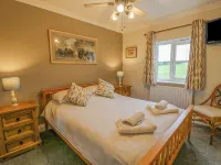 Knapp Cottage Hotels in Fleet