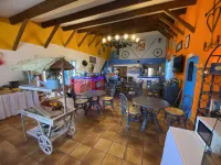 Hotel des 4 Vents "Esprit Camargue" Parking Privé Gratuit - breakfast