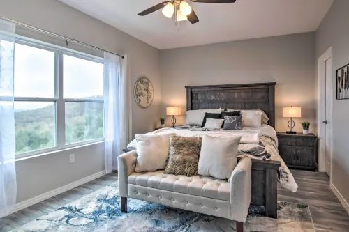 4Br Sleeps 10 Game Room 4 Mi to Sdc - 3-Star