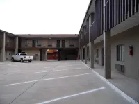Bear Lodge Motel - parking