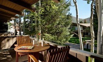 Deluxe 2 Bedroom Apartments at Resort with Outdoor Pool & Hot Tub