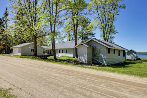 Hackensack Waterfront Retreat on Tenmile Lake - Homestays