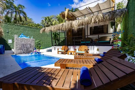 Shark Town Mal Pais Отели рядом с достопримечательностью «Mar azul»