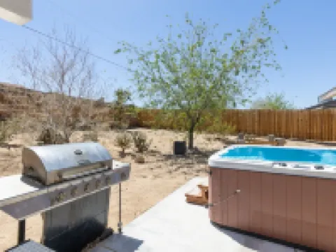 寧靜沙灘 - 熱水浴缸、燒烤和火坑！3卧室住宅 by RedAwning 約書亞樹村酒店