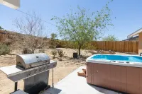 Serenity Sands - Hot Tub, BBQ and Fire Pit! 3 Bedroom Home by RedAwning Hotels in Joshua Tree