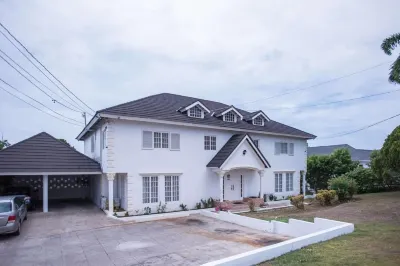 Lawrence Pool House Отели в г. 