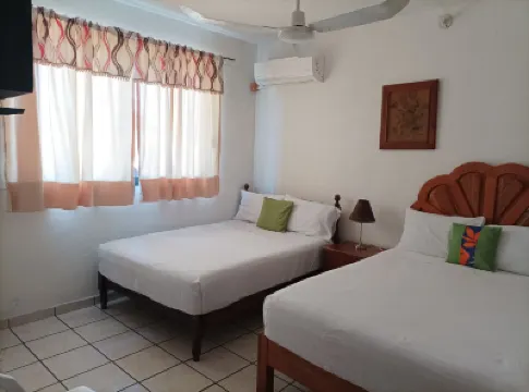 Hotel Villa Tulipanes Отели в г. 