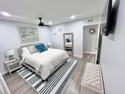 Steps from Cubs Stadium - Perfect Game Day Condo! Near Tempe and Scottsdale! Mr J's Market附近的飯店