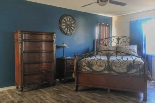 Stay in Central Kelowna, relax in your private 3 Bedroom, 2 bathroom home. Отели рядом с достопримечательностью «Оканаган»