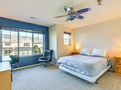 Spacious Kent Home Near SeaTac Airport w/ Patio