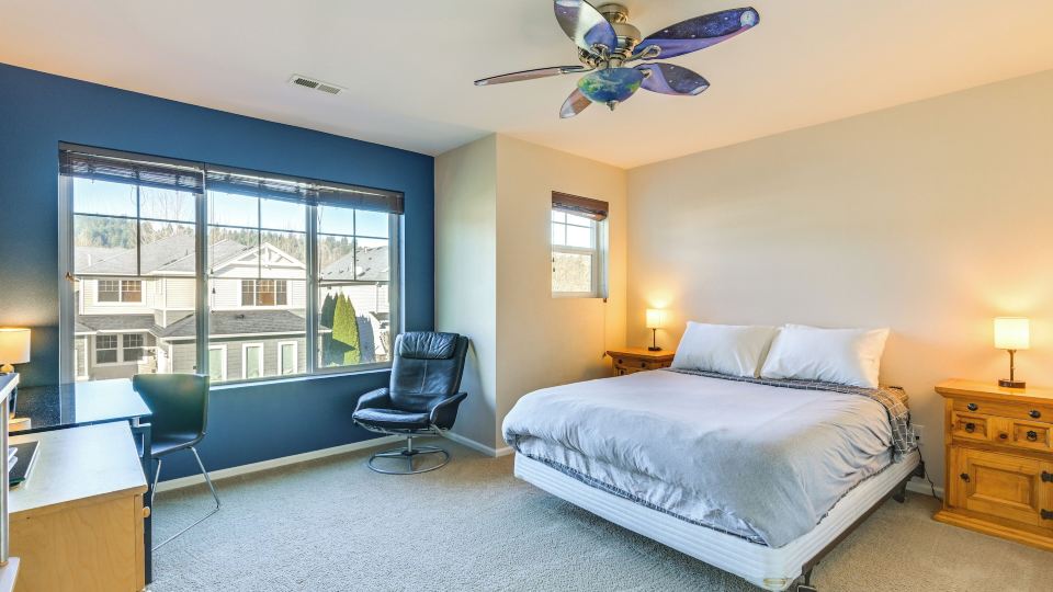 Spacious Kent Home Near SeaTac Airport w/ Patio