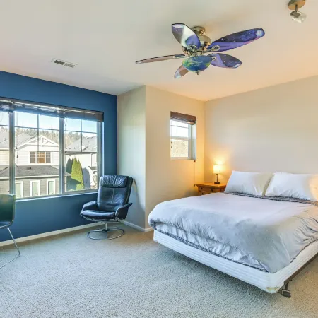 Spacious Kent Home Near SeaTac Airport w/ Patio