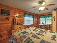 Idyllic Cabin w/ Hot Tub < 2 Mi to Dollywood! - Dapur
