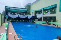 Monarchs Luxury Palace Hotel - piscine