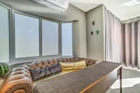 1 Mi to Deerfield Beach: Stylish Studio w/ Pool!