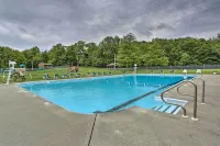 Fire Pit & Games! Prow Chalet; Mins to Lake Wally! - Swimmingpools