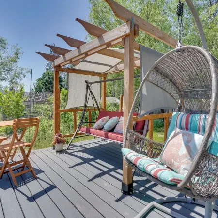 Lakeview Retreat w/ Fireplace, Spa Tub & Balcony