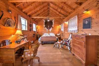 'Ark Bunkhouse' Fredericksburg Hideaway w/ Hot Tub - Maalaistalo
