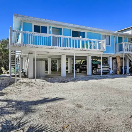 Holmes Beach Retreat Walk to Beach and Dining!