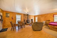 The Burgundy Cabin Iowa Retreat Pond and Fire Pit -  Appartamenti vacanze