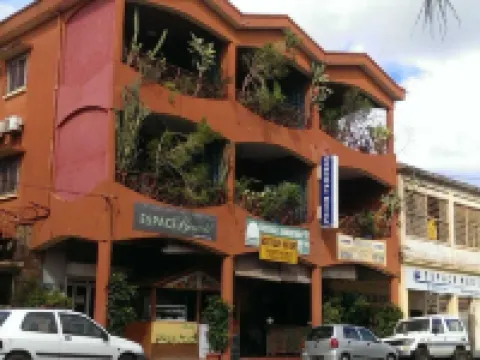 เซ็นทรัล โฮเทล โรงแรมในอันต์สิรานานา