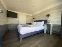 The WatersEdge, Canal Cottages Hotels in Uxbridge