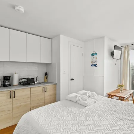 Charming Studio Dennis Port Getaway with WiFi and AC - Close to Beach!