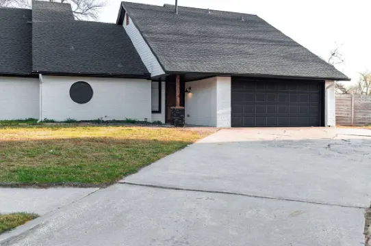 Boomer Base – Cozy Stay with King Bed Near OU