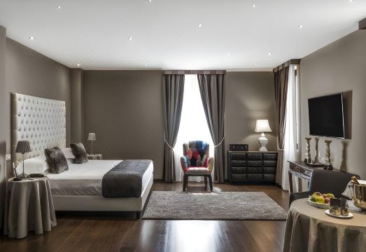 TH 로마 - 카르페냐 팰리스