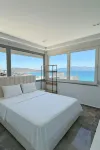 Oceanic Luxury Apartments Hotel a 