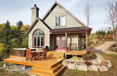 Petite Rivière Saint François cottage with river view and spa! Отели в г. Шарлевуа