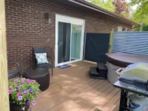 HOT TUB & New Stylish Saratoga County Efficiency Hotels in Halfmoon