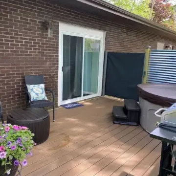 HOT TUB & New Stylish Saratoga County Efficiency