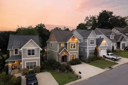 Sweetgum by AvantStay Black Mountain Retreat w Covered Deck