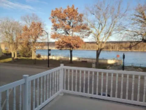 Mr. Rogers River View Hotel a 