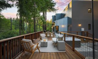 Mill Creek by Avantstay Modern Design, Patio, Hot Tub