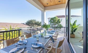 Rendezvous by AvantStay Modern Haven w Game Room Roof Top Hot Tub Pool Close to Beach