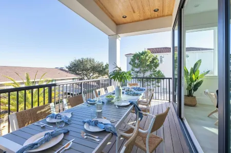 Rendezvous by AvantStay Modern Haven w Game Room Roof Top Hot Tub Pool Close to Beach Отели рядом с достопримечательностью «Destin Beach Realty»