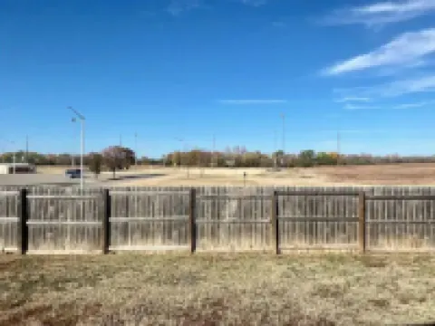 Nice 3 BDR 2 Bth house+Garage+Fenced backyard