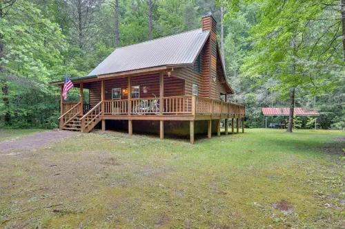 Secluded Cross Creek Cabin w/ Deck & Fire Pit! - Balcony