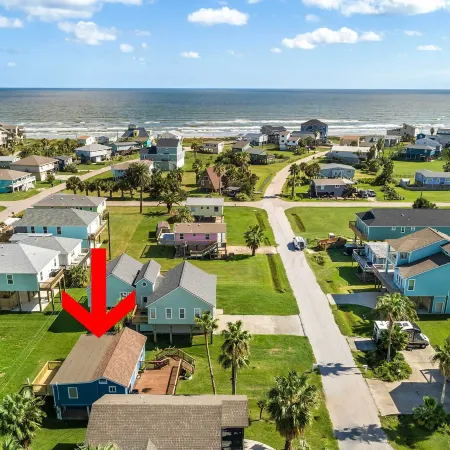 Walk to Beach and State Park! Bungalow in Galveston