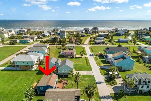 Walk to Beach and State Park! Bungalow in Galveston - Kylpylä