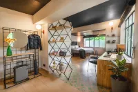 Minimalist One Hauz Khas Village Hotel in zona Little Theatre Group Auditorium