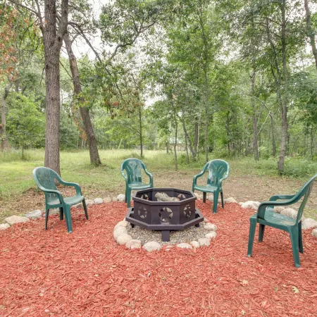 Pequot Lakes Vacation Rental w/ Patio & Fire Pit