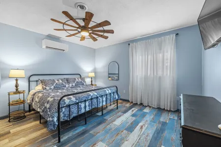 Roos&Blues Lake House. City Park Steps Away. Rm for 6, King Beds, Pets Friendly