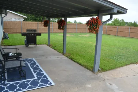 Fenced Yard & Wi-Fi at Quiet Fort Worth Stay